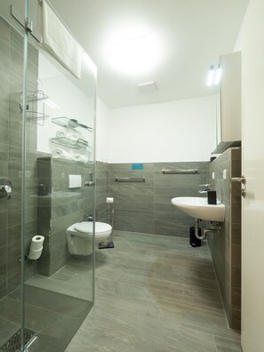 Shower, free toiletries, heated floors, towels - Weinbar und Hotel FahrAway (Volkach)
