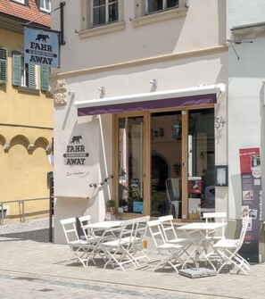 S'hi serveixen esmorzars i plats de cuina mediterrània