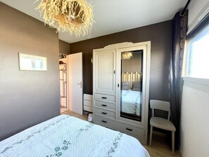 1 slaapkamer, een strijkplank/strijkijzer