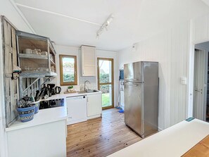 Kylskåp, mikrovågsugn, ugn och spishäll