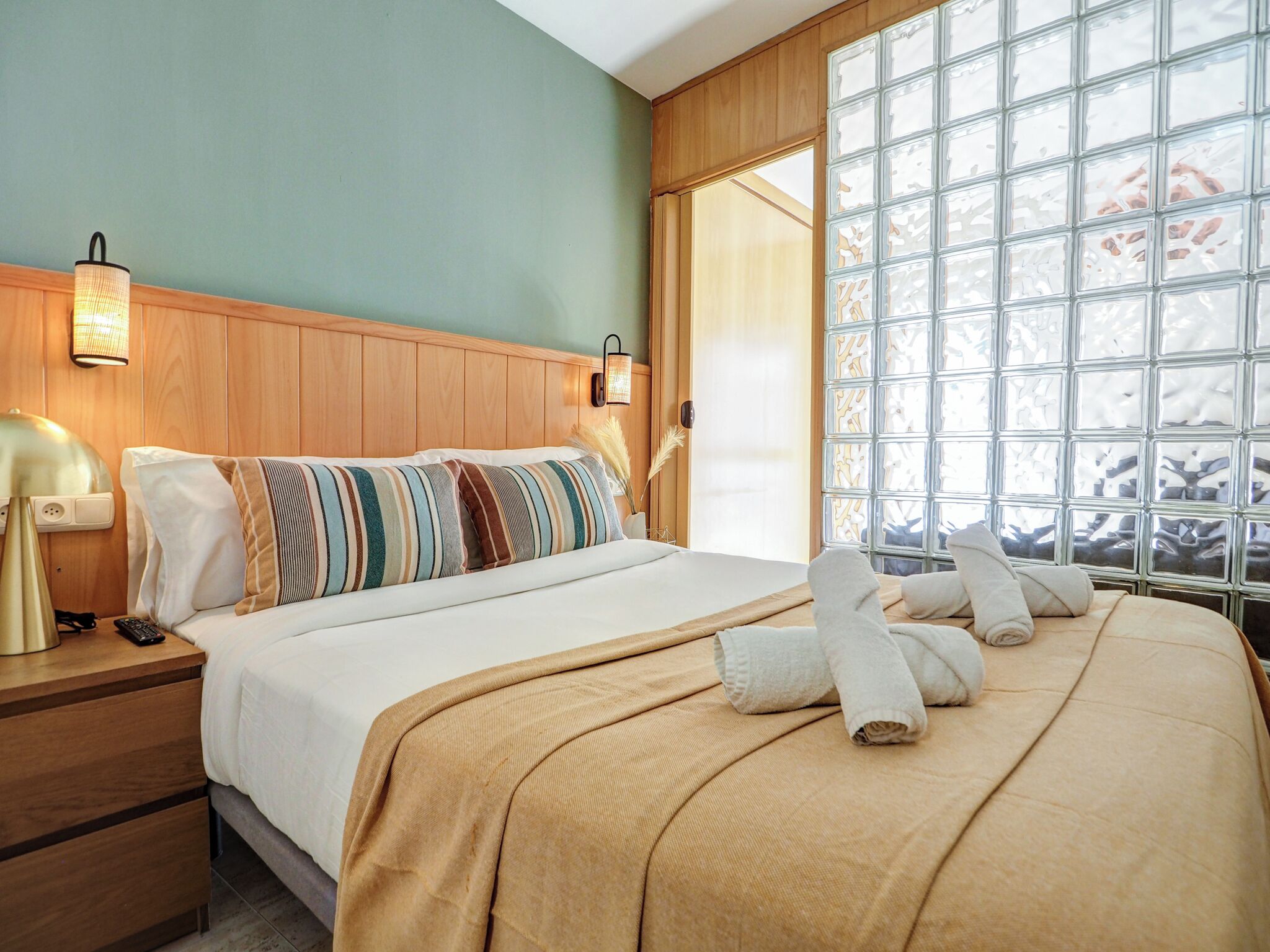 2 bedrooms, iron/ironing board, free WiFi, bed sheets