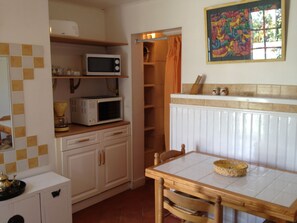 Dining - In villa, duplex 42 M2 center for 4 open terrace / garden parking space (Cassis)