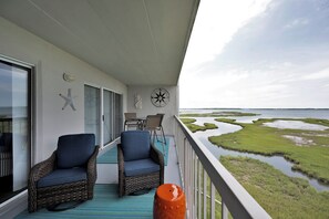 Outdoor dining - Bay Front Condo-2br/2ba , Pool, Hot Tub, Lr Balcony W/ Beautiful Sunsets, WIFI.  (Ocean City)