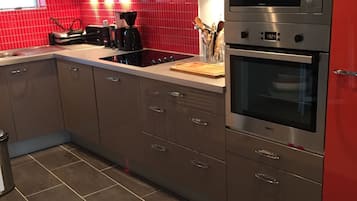 Frigorifero, microonde, forno, piano cottura