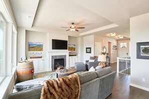 Smart TV, fireplace, DVD player, books - So Fresh & So Clean - A Brier Maison Luxury Rental (Dundee)