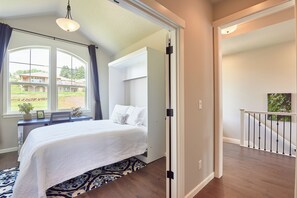 4 bedrooms, desk, iron/ironing board, travel cot