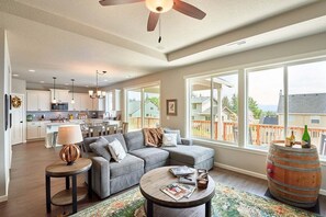 Smart TV, fireplace, DVD player, books - So Fresh & So Clean - A Brier Maison Luxury Rental (Dundee)