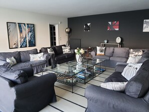 TV, peis, DVD-spiller og bordtennis