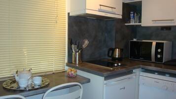 Geladeira, micro-ondas, fogão, cooktop