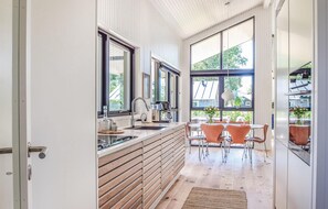 Een koelkast, een kookplaat, een vaatwasser