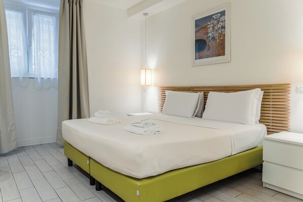 4 bedrooms, desk, iron/ironing board, travel cot