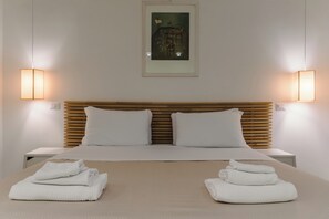 4 habitaciones, escritorio y tabla de planchar con plancha