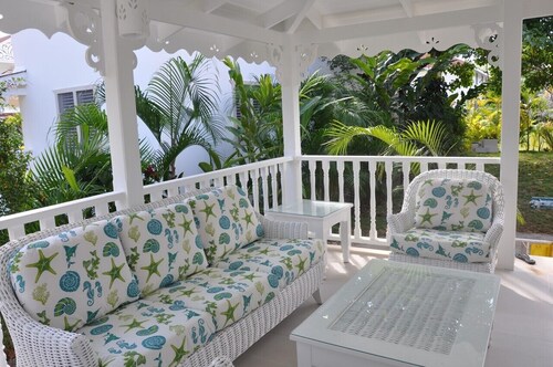 'Villa Maracuja': Sharming colonial style villa with tropical garden 