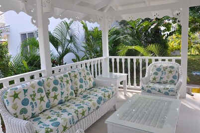 'Villa Maracuja': Sharming colonial style villa with tropical garden 