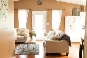 Een smart-tv, een dvd-speler en boeken