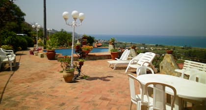 Villa mit Garten und Pool in Timpazzi in Messina