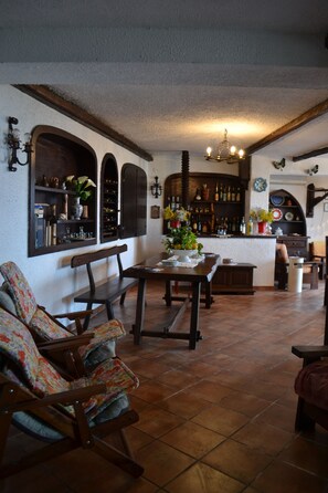 Bar (on property) - Villa with garden and pool in Timpazzi in Messina (messina)