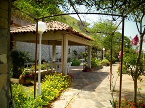 Outdoor dining - Villa with garden and pool in Timpazzi in Messina (messina)