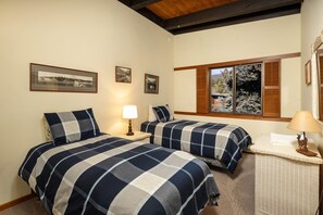 4 bedrooms, iron/ironing board, free WiFi, bed sheets - Star Harbor # 15 by Hauserman Rentals (Tahoe City)