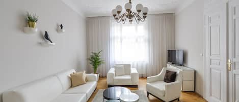 Smart-TV, Kamin, Bücher