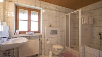 Badewanne, Haartrockner, Handtücher