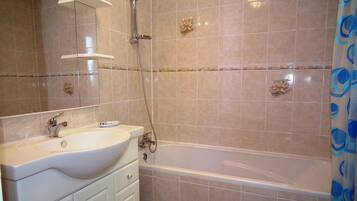Ensemble douche/baignoire, sĂšche-cheveux, serviettes fournies, savon