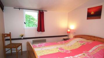 3 slaapkamers, een strijkplank/strijkijzer, gratis wifi, beddengoed