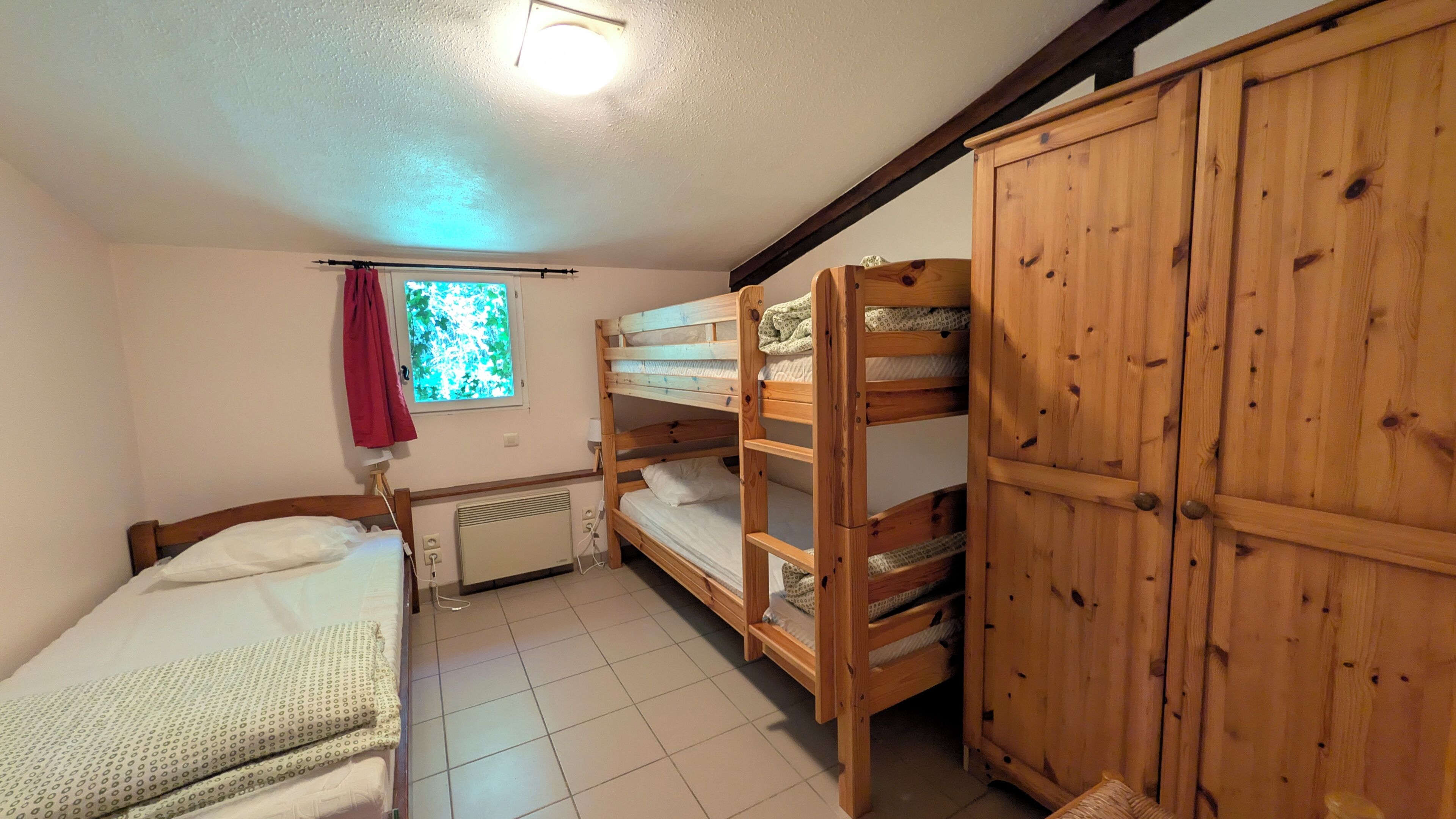 3 chambres, fer et planche à repasser, Wi-Fi gratuit, draps fournis