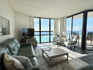 Una Smart TV, un reproductor de DVD, libros