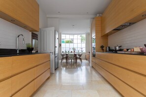 Dishwasher, coffee/tea maker, toaster