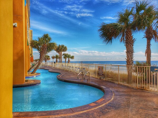 Alberca techada y alberca al aire libre