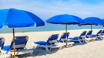 Aan het strand, ligstoelen aan het strand