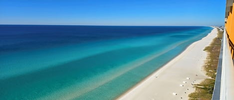 En la playa y camastros