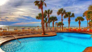 Een binnenzwembad, een buitenzwembad