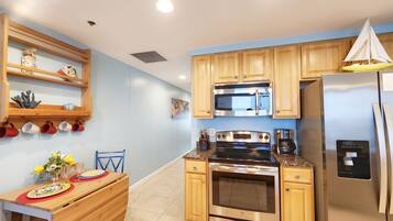 Frigorífico, microondas, horno y placa de cocina