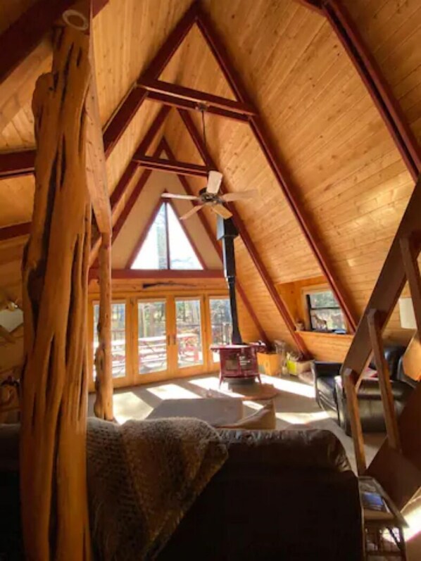 Smart-TV, Kamin, Videospiele, DVD-Player