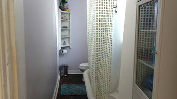 Douche, sèche-cheveux, serviettes fournies