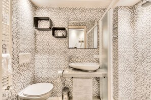 Shower, hair dryer, towels, shampoo