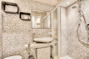 Shower, hair dryer, towels, shampoo - Giglio Rosso in Florence by Mmega (Firenze)