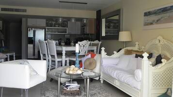 Televisión, reproductor de DVD, tenis de mesa y libros