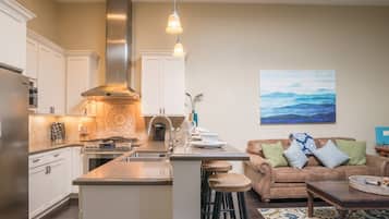 Réfrigérateur, micro-ondes, lave-vaisselle, cafetiÚre/bouilloire