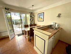 Kjøleskap, mikrobølgeovn, oppvaskmaskin og kaffetrakter/tekoker