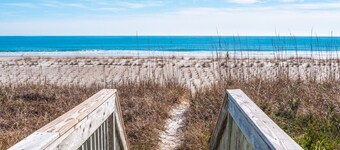 703 BY THE SEA: 2 soverom / 1 BA havet i Topsail Beach, soveplass til 4