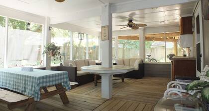 RANNAS GETAWAY W / JACUZZI-KYLPY- JA PELIHUONE *** KESKUSKESKIN SIJAINTI *** Tilavat huoneet