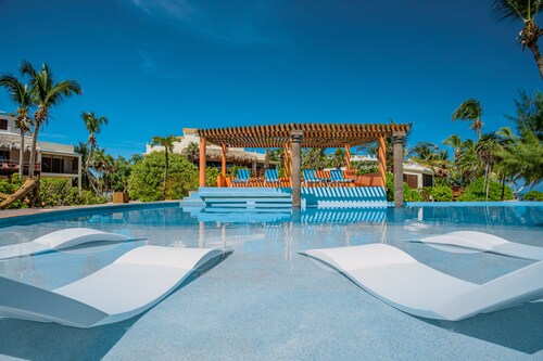 Oceanfront San Pedro 2 bedroom, 2 bathroom Villa Sand, concierge onsite