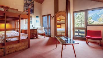 6 bedrooms, iron/ironing board, internet