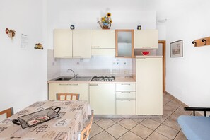 Kühlschrank, Herdplatte, Wasserkocher mit Kaffee-/Teezubehör