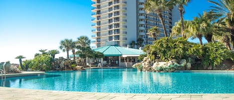 Utendørsbasseng og et oppvarmet basseng