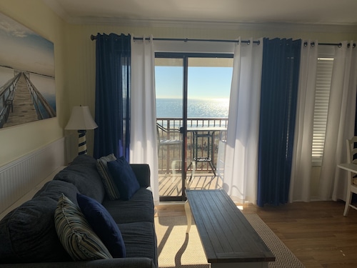 Panoramic sea views in Admirals Row