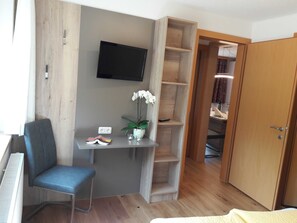 1 bedroom, in-room safe, desk, travel cot - Top 4 - House Annette (Schröcken)